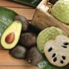 caja de madera con surtido de aguacate hass y chirimoyas